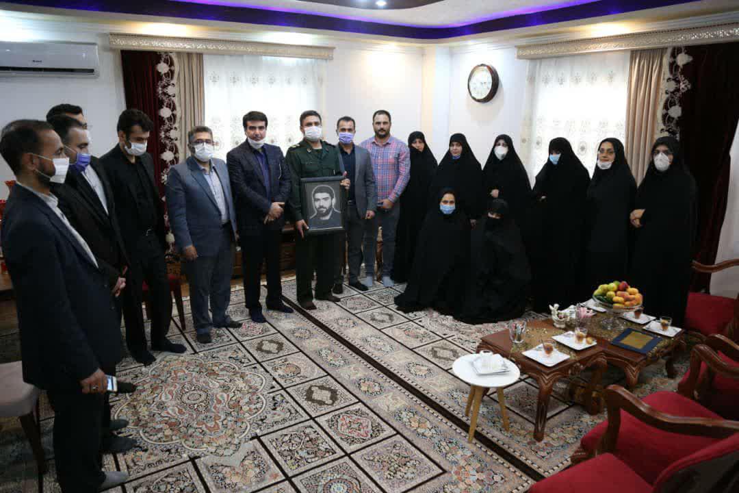 سرپرست شهرداری رشت در دیدار با خانواده شهید پاکزاد مطرح کرد: فرهنگ دفاع مقدس در جامعه نهادینه شود