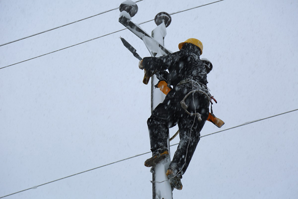 پایداری برق در مناطق متاثر از برف؛ تمامی شبکه های برق استان گیلان علیرغم بارش برف و وزش باد شدید پایدار است