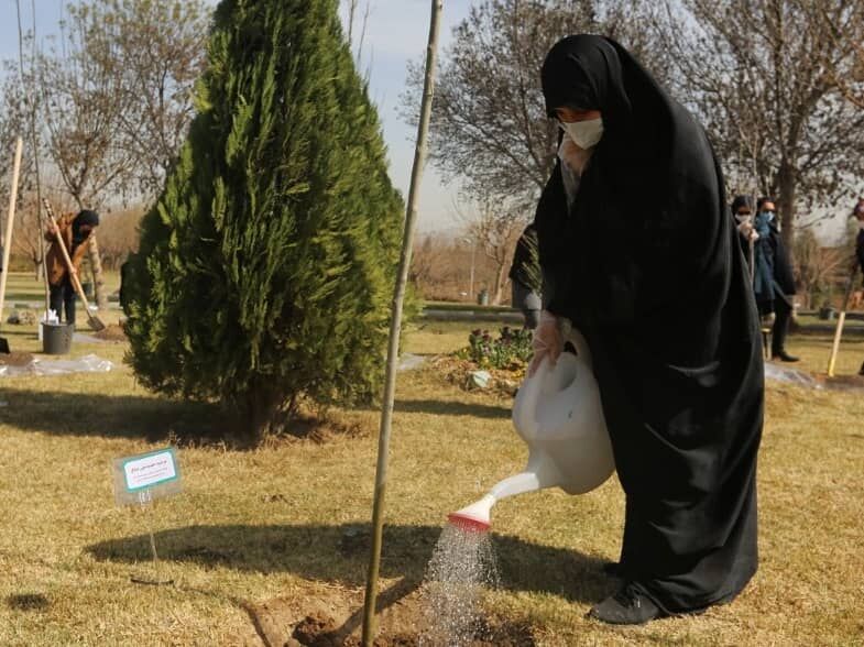 ۱۰۰ نهال به نام ۱۰۰ زن نامدار قرن در تهران کاشته شد