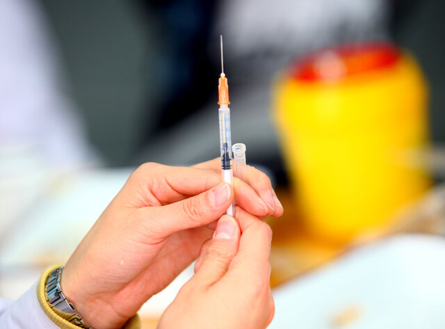 واکسن “شهید فخری‌زاده” در مرحله تست انسانی/ دسترسی به واکسن‌های ایرانی کرونا از شهریور ۱۴۰۰