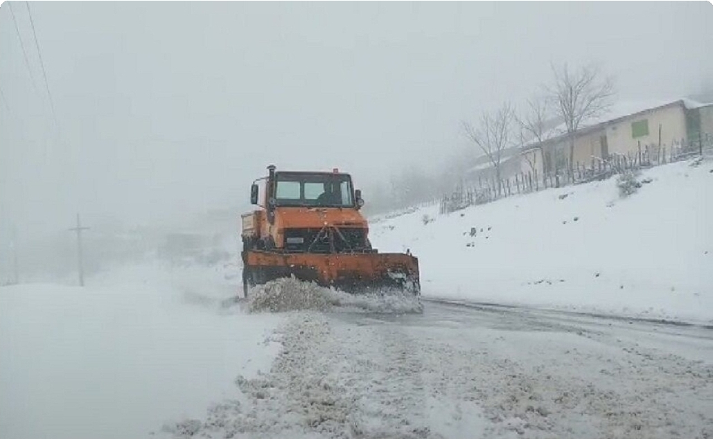 مسدود شدن راه روستایی و کوهستانی در تالش در پی بارش برف