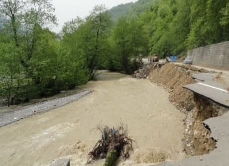 در پی بارش شدید باران صورت گرفت؛ طغیان رودخانه در شرق گیلان و آمادگی امدادگران هلال احمر
