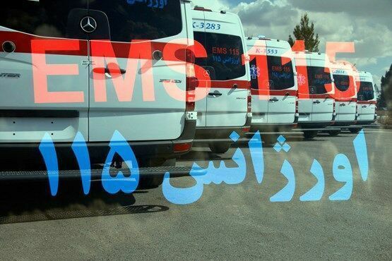 برخورد یک دستگاه کامیون با مغازه نانوایی و دو دستگاه خودرو در لاهیجان و مصدومیت سه نفر در این حادثه
