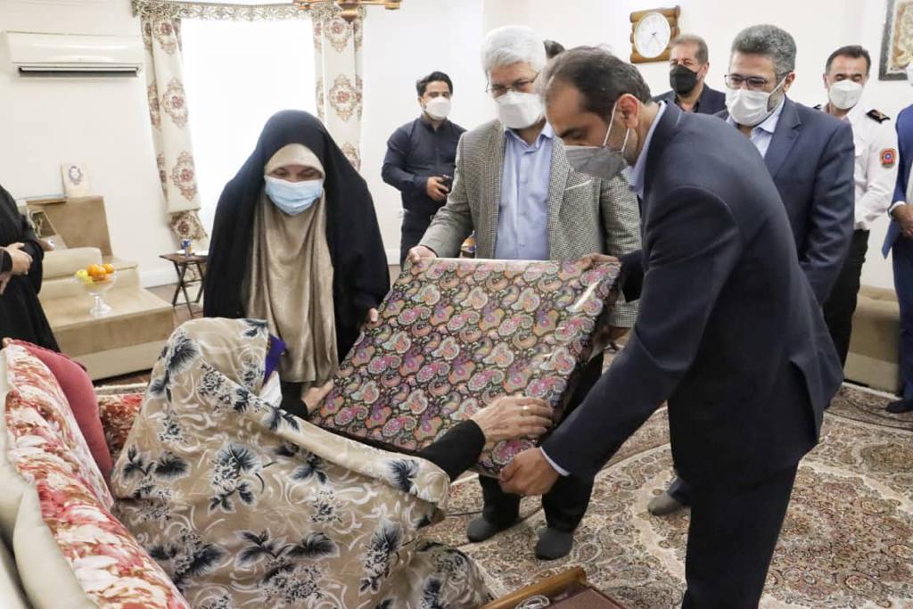 دیدار شهردار و دو عضو شورای اسلامی رشت با خانواده شهید یدالله جورسرایی