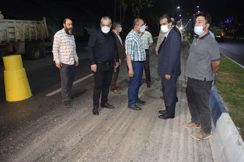 بازدید شبانه شهردار رشت از اجرای عملیات آسفالت مسیر میدان مصلی تا میدان فرهنگ
