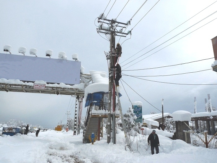 پایداری شبکه های توزیع برق علیرغم بارش برف شدید حضور فعال اکیپ های عملیاتی توزیع برق استان جهت رفع خاموشی های موردی