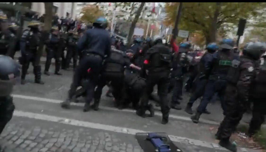 برخورد پلیس فرانسه با معترضان مقابل سفارت ایران