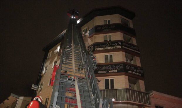 مهار آتش سوزی در طبقه پنجم آپارتمانی در رشت