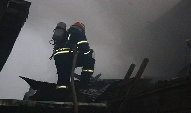 مهار آتش سوزی برنجکوبی در مبارک آباد پیربازار «رشت»