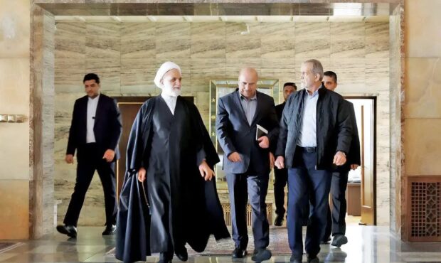 قرار بود روز گذشته سران قوا برای بررسی پیامکهای حجاب جلسهای داشته باشند قرار بود روز گذشته سران قوا برای بررسی پیامکهای حجاب جلسهای داشته باشند