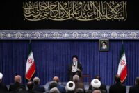 ملت با جهت گیری های گوناگون سیاسی و وزن متفاوت مذهبی پای ایران عزیز ایستاد