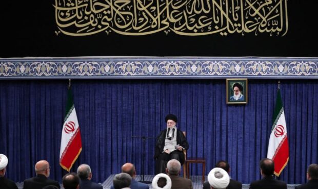 ملت با جهت گیری های گوناگون سیاسی و وزن متفاوت مذهبی پای ایران عزیز ایستاد