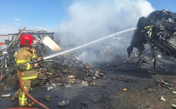 مهار حریق در جاده پیربازار؛ ۳ خودرو و ۲ مغازه در آتش سوخت مهار حریق در جاده پیربازار؛ ۳ خودرو و ۲ مغازه در آتش سوخت