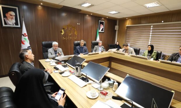 بسیاری از خانه‌ها و حمام‌های تاریخی شهر سال‌هاست رها شده اند