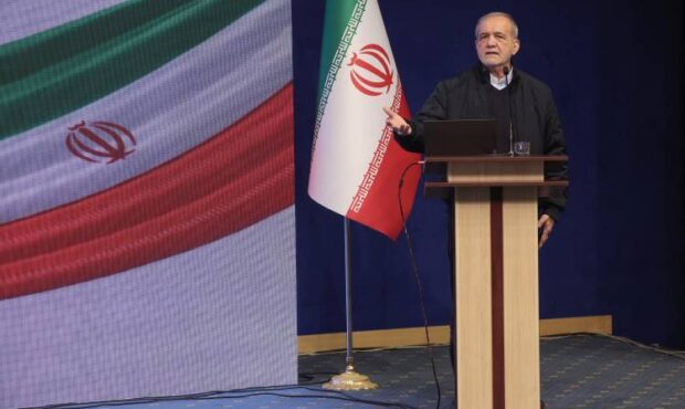 پزشکیان: در سیستم اداری ما گاهی کسی که خوب کار می‌کند، مجازات می‌شود، اما کسی که کم کاری دارد، حقوق دریافت می‌کند